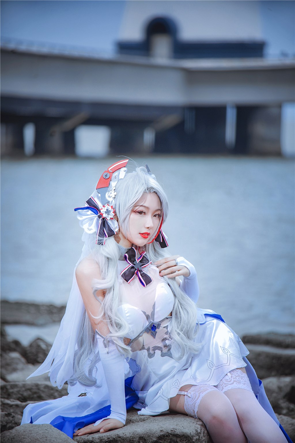 黑料吃瓜炽热:粉丝拍到某女团宿舍深夜亮灯,两人倚窗牵手谈心